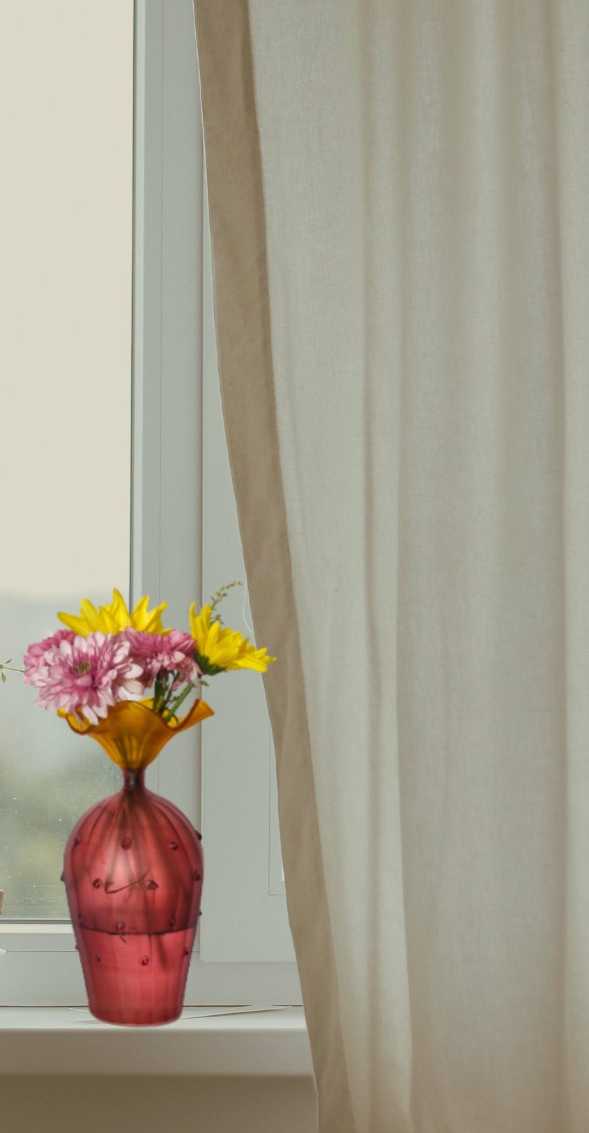 Hand-Blown Ruby and Yellow Glass Vase – Unique Ruffled Top Decorative Centerpiece | Les Trois Pyramides