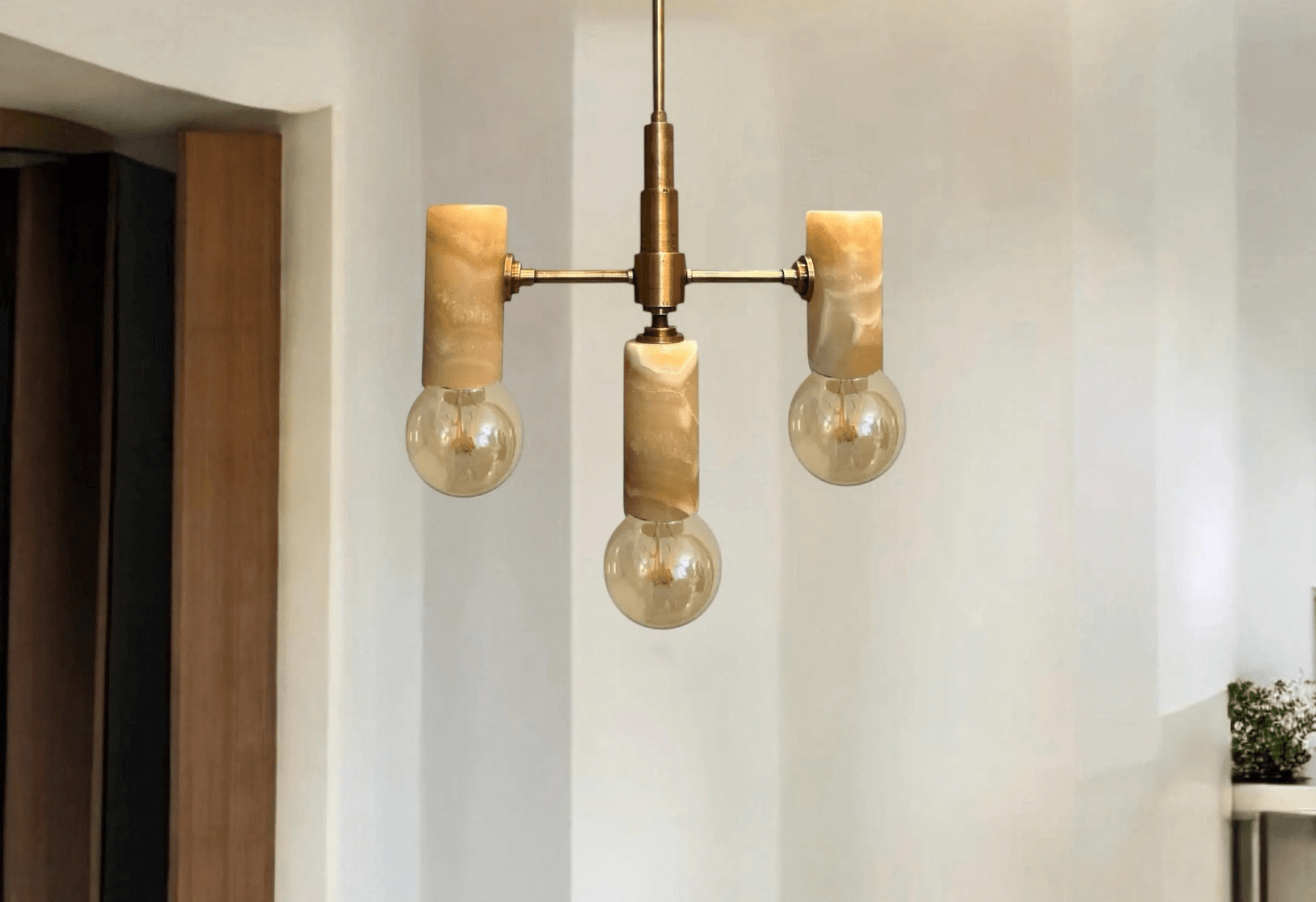Handmade Brass & Marble Pendant Light – Modern Minimalist Chandelier for Dining Room | Les Trois Pyramides