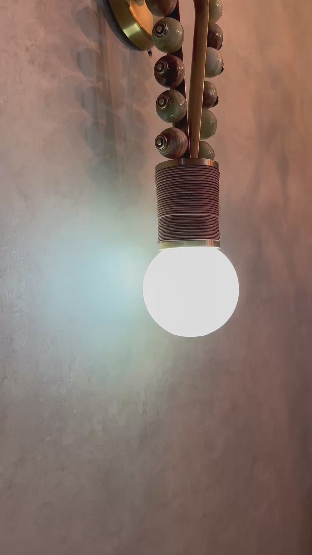 Handcrafted Marble and Brass wall light sconce with unique modern Design - Les Trois Pyramides