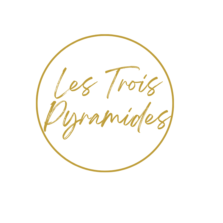 Les Trois Pyramides