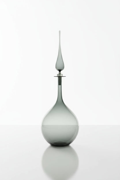 Decorative smokey grey decanter | Les Trois Pyramides