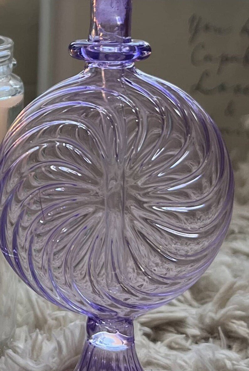 Hand-Blown Lavender Glass Perfume Bottle – Elegant Swirled Design with Vintage Charm | Les Trois Pyramides 