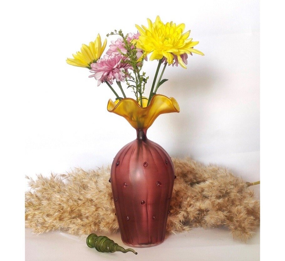  Hand-Blown Ruby and Yellow Glass Vase – Unique Ruffled Top Decorative Centerpiece | Les Trois Pyramides 