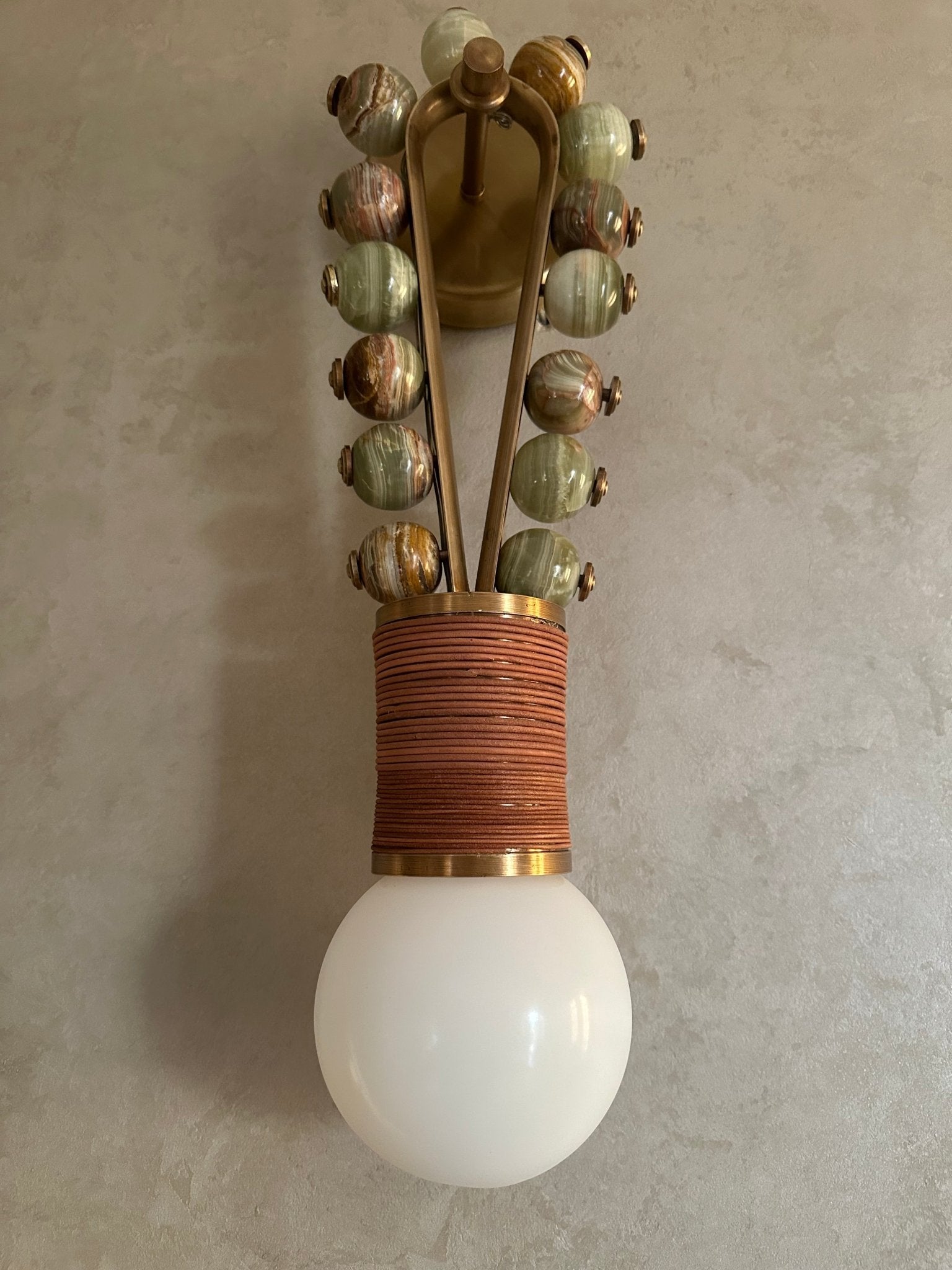 Handcrafted Marble and Brass wall light sconce with unique modern Design | Les Trois Pyramides