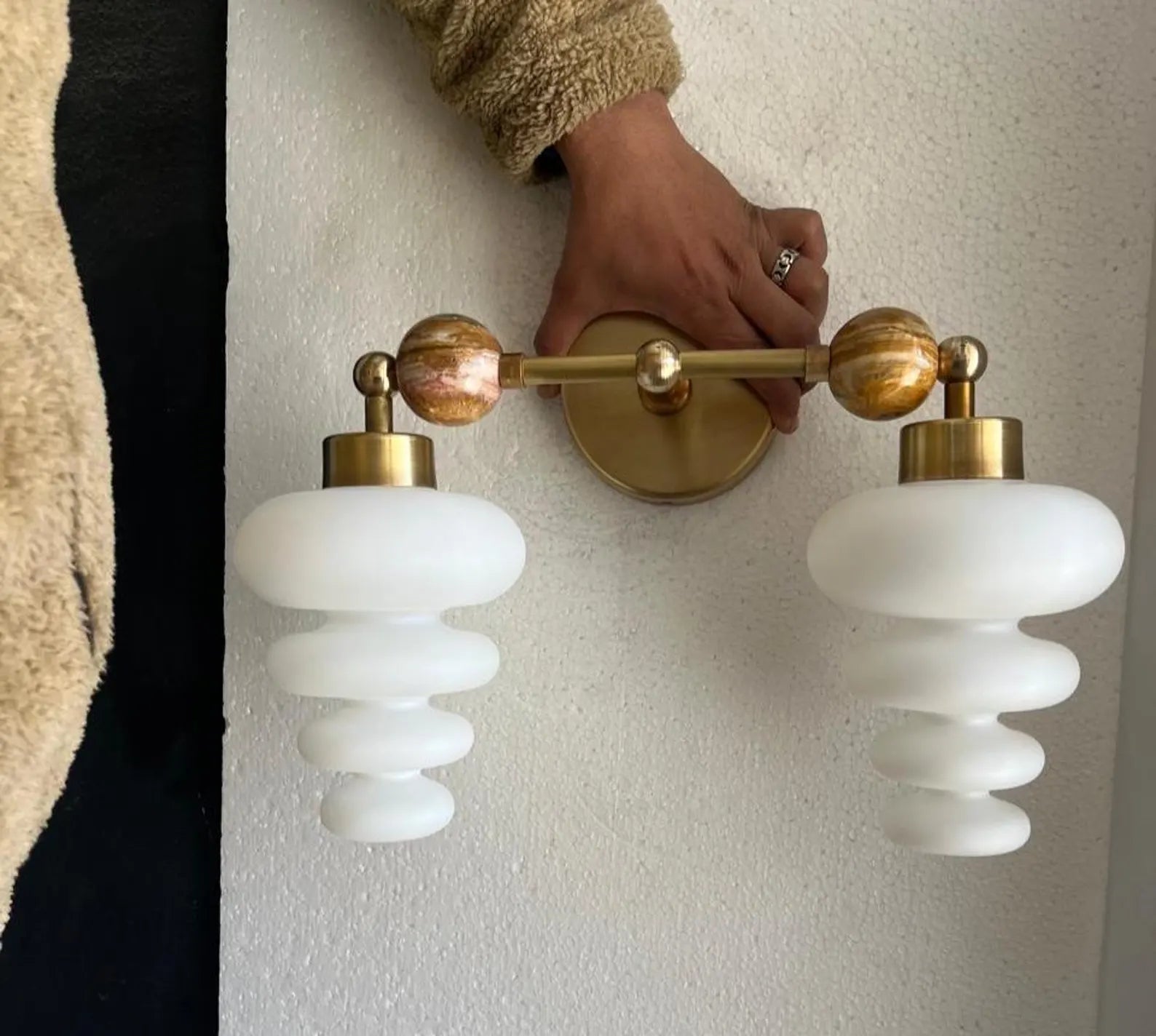 Modern Brass Wall Sconce with Marble & Frosted Glass – Horizontal Wall Light | Les Trois Pyramides
