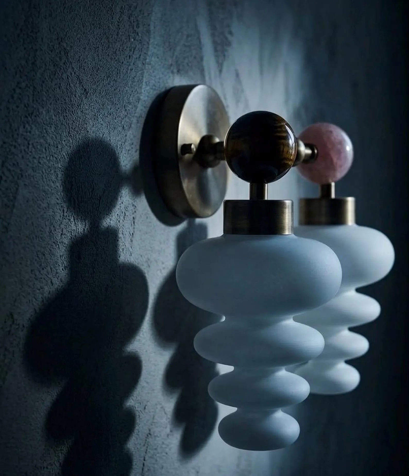 Modern Brass Wall Sconce with Marble & Frosted Glass – Horizontal Wall Light | Les Trois Pyramides