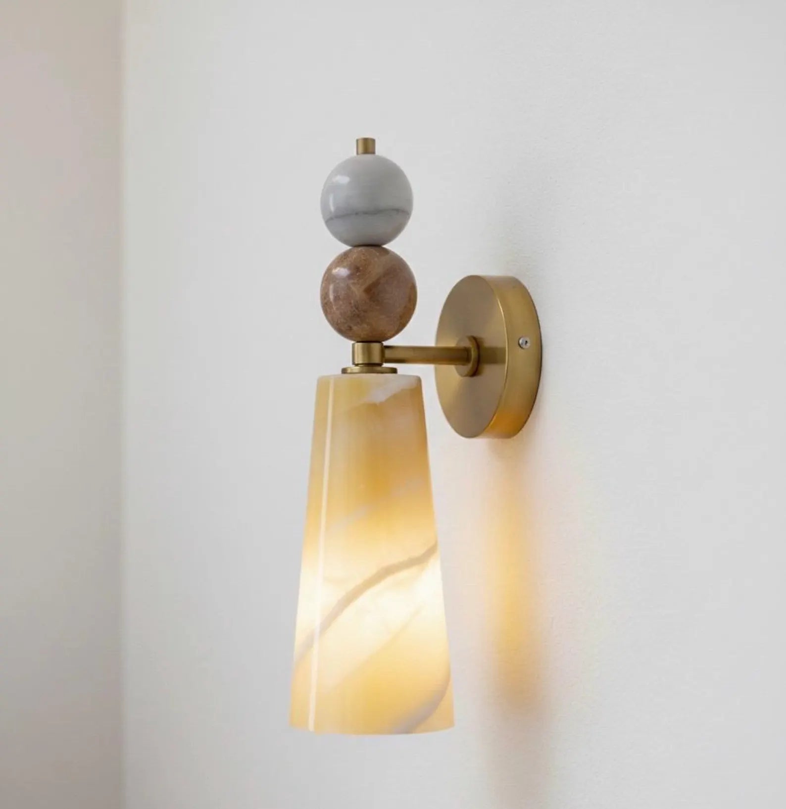 Wall-mounted lamp with marble-like finish 