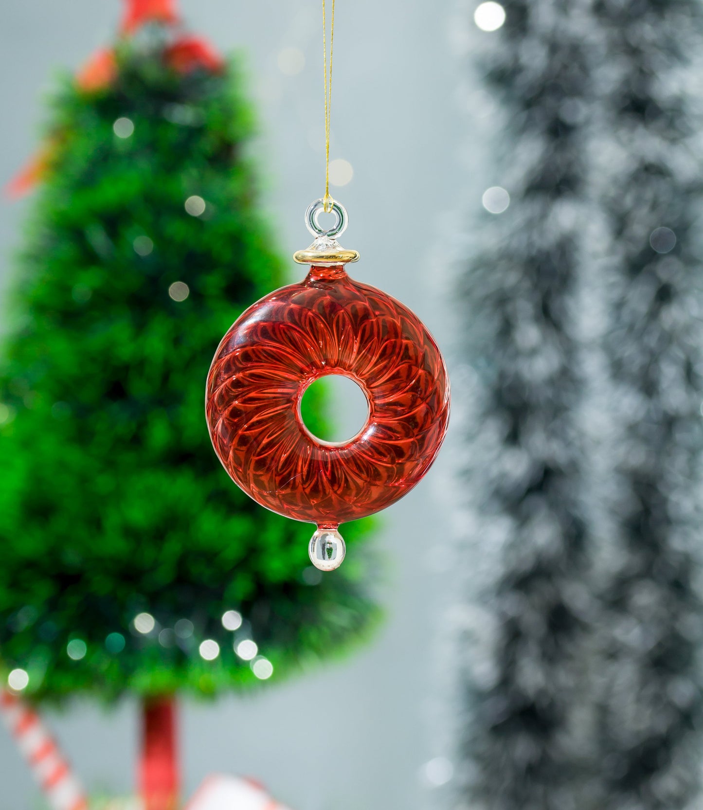 Red Christmas Ornaments with Ribbed Glass - Les Trois Pyramides 